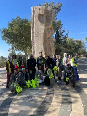 طلبة كلية الآداب في جامعة عمان العربية يزرون جبل نيبو