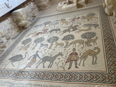 طلبة كلية الآداب في جامعة عمان العربية يزرون جبل نيبو