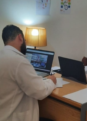 جامعة عمان العربية تُبدع في تقييم طلبة الصيدلة بامتحان عملي يُحاكي الواقع