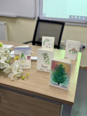 صيدلة (عمان العربية) تُعزز الفن والإبداع بورشة عمل حول تصميم كروت تهنئة