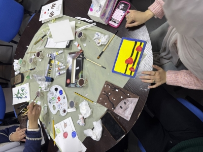 صيدلة (عمان العربية) تُعزز الفن والإبداع بورشة عمل حول تصميم كروت تهنئة