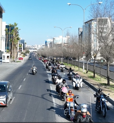 بالصور .. زين تحتفل بالذكرى 63 لميلاد جلالة الملك بمسيرة دراجات ضخمة