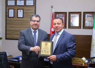 جامعة البترا تكرم أبًا وأبنه من خريجيها تقديرًا لتميزهما في سوق العمل: الصيدلاني الدكتور صبري كتكت ونجله الدكتور قصي