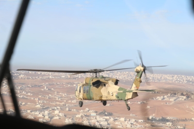 الجيش ينقل 20 طناً من المساعدات لغزة - صور