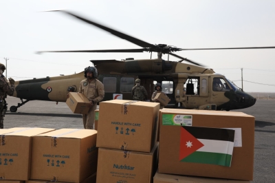 الجيش ينقل 20 طناً من المساعدات لغزة - صور