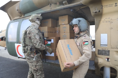 الجيش ينقل 20 طناً من المساعدات لغزة - صور