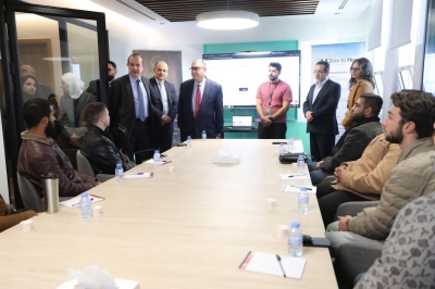 وزير الاقتصاد الرقمي والريادة يزور مركز “المنصة” ويوقع اتفاقيات لدعم المهارات الرقمية والاستثمار