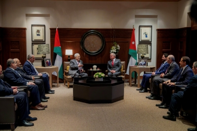 الملك يستقبل الرئيس عباس ويؤكد وقوف الأردن الكامل مع الفلسطينيين