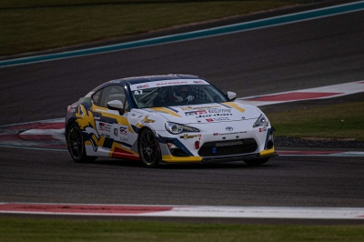 نديم حداد وعز بسطامي يحققان إنجازات لافتة في سباقات المنطقة على متن سيارتيْ تويوتا