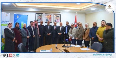 الخرابشة يوقع 12 اتفاقية مع جمعيات خيرية وتعاونية لتمويل دعم تركيب خلايا وسخانات شمسية للقطاع المنزلي