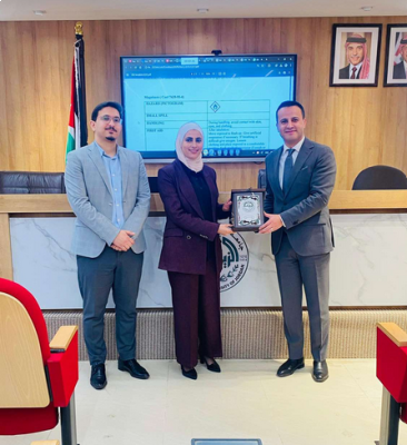 دورة تدريبية في جامعة الزيتونة بعنوان  إدارة العمل الآمن داخل المختبرات