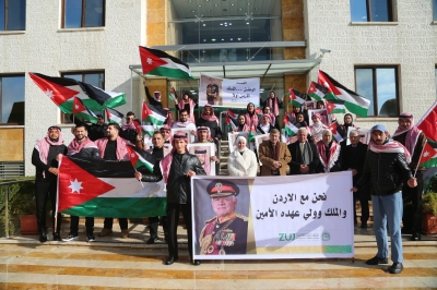 طلبة جامعة الزيتونة الأردنية يشاركون في استقبال جلالة الملك وولي العهد