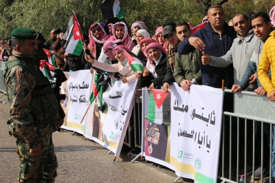 طلبة جامعة الزيتونة الأردنية يشاركون في استقبال جلالة الملك وولي العهد