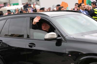 طلبة جامعة الزيتونة الأردنية يشاركون في استقبال جلالة الملك وولي العهد