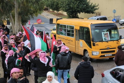 طلبة جامعة الزيتونة الأردنية يشاركون في استقبال جلالة الملك وولي العهد