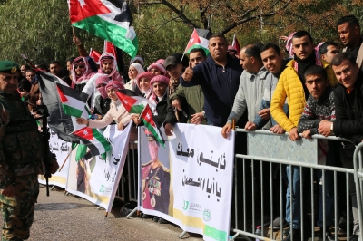 طلبة جامعة الزيتونة الأردنية يشاركون في استقبال جلالة الملك وولي العهد