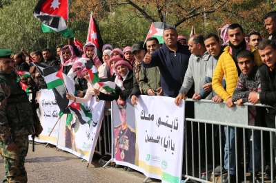 طلبة جامعة الزيتونة الأردنية يشاركون في استقبال جلالة الملك وولي العهد