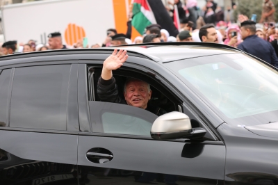 طلبة جامعة الزيتونة الأردنية يشاركون في استقبال جلالة الملك وولي العهد