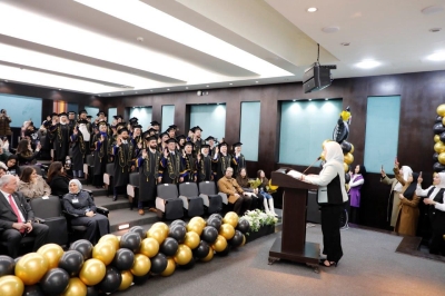 خريجو كلية الصيدلة في جامعة عمان العربية يؤدون القسم القانوني ويخطون أولى خطواتهم نحو المهنية