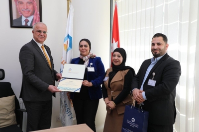 جامعة عمان العربية تحتفي بتميز خريجيها العاملين في كادرها الوظيفي