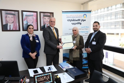 جامعة عمان العربية تحتفي بتميز خريجيها العاملين في كادرها الوظيفي