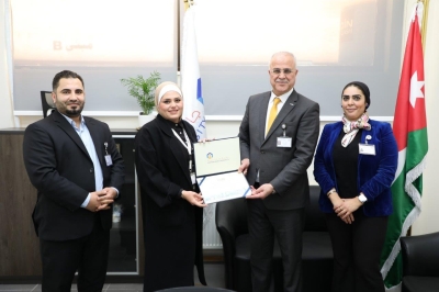 جامعة عمان العربية تحتفي بتميز خريجيها العاملين في كادرها الوظيفي