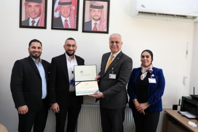 جامعة عمان العربية تحتفي بتميز خريجيها العاملين في كادرها الوظيفي