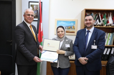 جامعة عمان العربية تحتفي بتميز خريجيها العاملين في كادرها الوظيفي