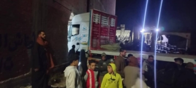 مصر..شاحنة خارج السيطرة تقتحم بيتاً فتقتل سيدة وتصيب أولادها