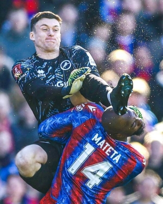 (اتركوه يموت) .. هتافات كريهة أثناء إنقاذ حياة لاعب كريستال بالاس