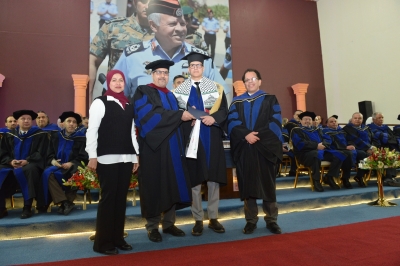 رئيس جامعة البترا يرعى حفل تخريج طلبة الفصل الأول من العام الجامعي 2024-2025