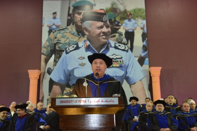 رئيس جامعة البترا يرعى حفل تخريج طلبة الفصل الأول من العام الجامعي 2024-2025
