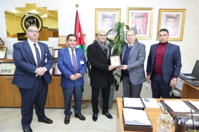 وفد من المؤسسات المحلية يكرّم رئيس جامعة عمان العربية