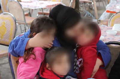 نزيلات مركز إصلاح النساء يستقبلن ذويهن على مأدبة الإفطار  - صور