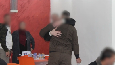 نزيلات مركز إصلاح النساء يستقبلن ذويهن على مأدبة الإفطار  - صور