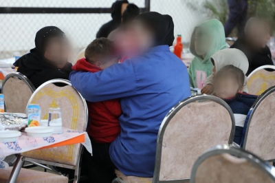 نزيلات مركز إصلاح النساء يستقبلن ذويهن على مأدبة الإفطار  - صور