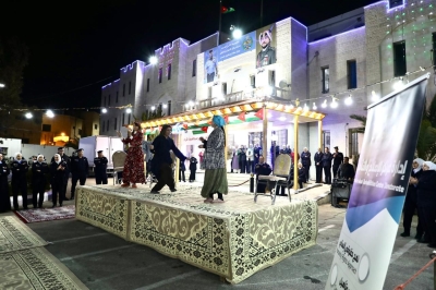 نزيلات مركز إصلاح النساء يستقبلن ذويهن على مأدبة الإفطار  - صور