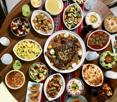 بين الأطباق التقليدية واللمسات العصرية لنكهات غنية المذاق بأفضل الوجهات بقلب دبي