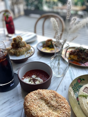 بين الأطباق التقليدية واللمسات العصرية لنكهات غنية المذاق بأفضل الوجهات بقلب دبي