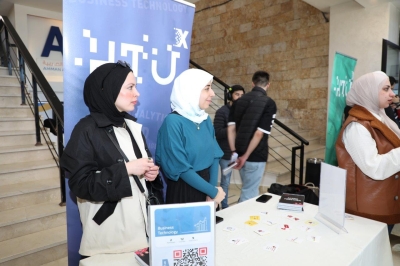 رئيس جامعة عمان العربية يستقبل وفداً من جامعة الحسين التقنية