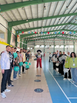 كلية الصيدلة في جامعة الزيتونة تقيم إفطارًا رمضانيًا للأيتام.