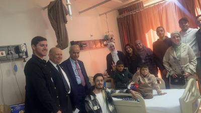 طلبة (ابن سينا) يزورون أطفال غزة في مستشفى الاردن