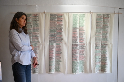 إيرلندية توثّق ضحايا غزة بالتطريز بخيوط ألوان العلم الفلسطيني