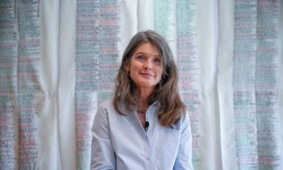 إيرلندية توثّق ضحايا غزة بالتطريز بخيوط ألوان العلم الفلسطيني