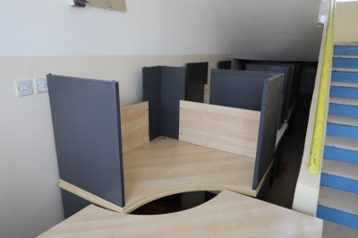 (الشرق الأوسط) تقدم أثاثًا وتنفذ أعمال صيانة لمدرسة القسطل الثانوية