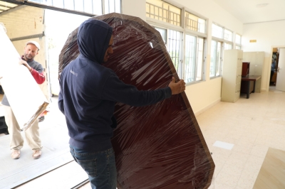 (الشرق الأوسط) تقدم أثاثًا وتنفذ أعمال صيانة لمدرسة القسطل الثانوية