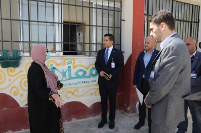 (الشرق الأوسط) تقدم أثاثًا وتنفذ أعمال صيانة لمدرسة القسطل الثانوية