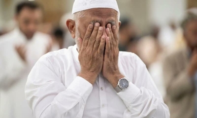 هكذا أدى المصلون بالمسجد الحرام آخر صلاة جمعة في شهر رمضان - صور