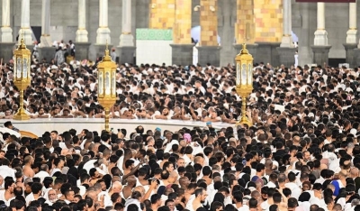 هكذا أدى المصلون بالمسجد الحرام آخر صلاة جمعة في شهر رمضان - صور