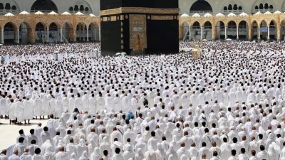 هكذا أدى المصلون بالمسجد الحرام آخر صلاة جمعة في شهر رمضان - صور